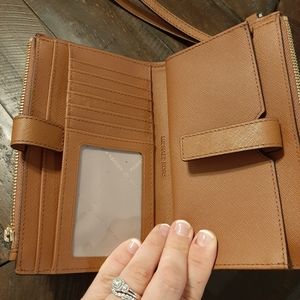 Like new: Michael Kors Double Zip Wristlet wallet